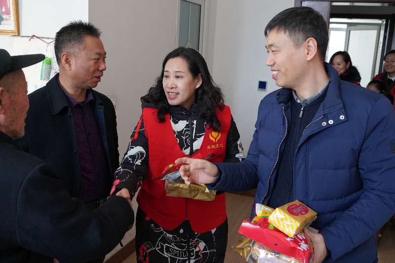 愛(ài)心暖夕陽(yáng)，情系敬老院